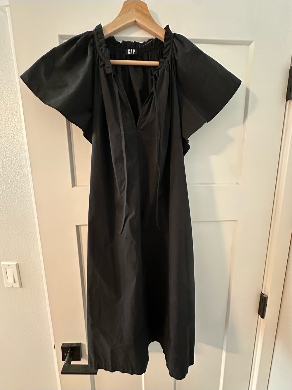 GAP Black Short-Sleeve Tie-Neck Midi Dress